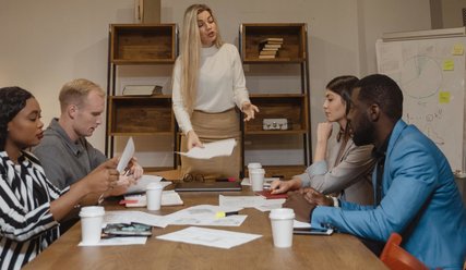 Meeting, eine Frau stehend - Copyright: Pexels