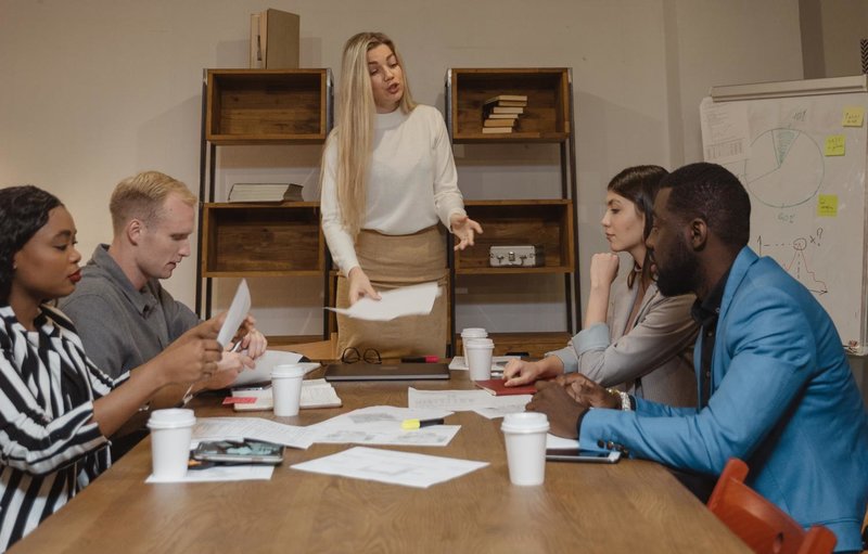 Meeting, eine Frau stehend