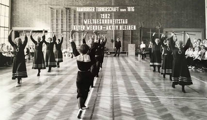 Auch im Seniorensport war der HT16 Vorreiter: Hier eine Aufnahme in historischen Kostümen von 1982 - Copyright: HT16