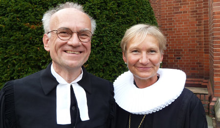 Abschied mit Wehmut, aber auch Freude auf die neue Aufgabe: Horst Gorski mit Bischöfin Kirsten Fehrs nach dem Gottesdienst
