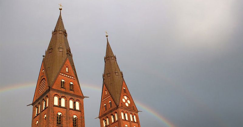 Die Türme des Mariendoms vor einem Regenbogen