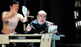 Das Stück 'Zeitraffer' läuft aktuell noch im Programm des Klabauter Theaters - Copyright: © Fabian Hammerl/Klabauter Theater