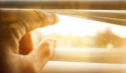 Manchmal sind es die kleinen Gesten und Bewegungen, die Licht in den Alltag bringen - Copyright: BilionPhotos/fotolia