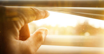 Manchmal sind es die kleinen Gesten und Bewegungen, die Licht in den Alltag bringen - Copyright: BilionPhotos/fotolia