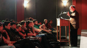 Paul Steffen, Leiter der Jungen Akademie zur Zukunftsfragen, moderiert die Podiumsdiskussion - Foto: JAfZ - Copyright: JAfZ