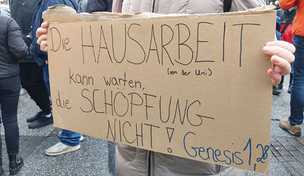 Bei den Klima-Protesten von Fridays for Future engagieren sich wie hier auch christliche Studierende, Schülerinnen und Schüler - Copyright: © Hagen Grützmacher
