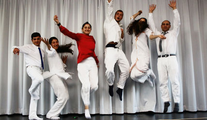 Ein Luftsprung für die Freiheit der Religionen - Theatergruppe von 'Djihad für die Liebe' - Copyright: privat