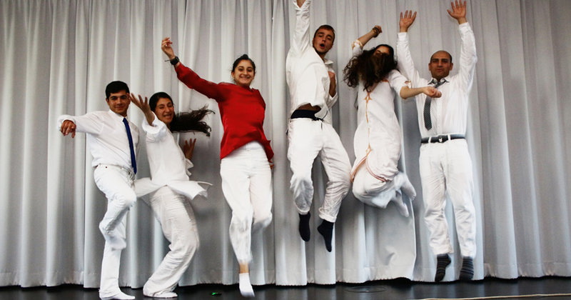 Ein Luftsprung für die Freiheit der Religionen - Theatergruppe von "Djihad für die Liebe"