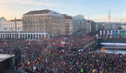 Hamburger Innenstadt während einer Demonstration gegen Rechts - Copyright: Paul Steffen