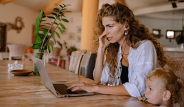 Frau mit Kind vor Notebook - Copyright: Pexels