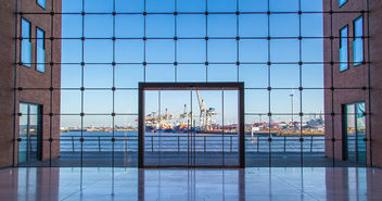 Wir drinnen, ihr draußen: Dieser Blick stimmt für Hamburg schon lange nicht mehr, meint Silvia Schmidt - Copyright: powell83/fotolia