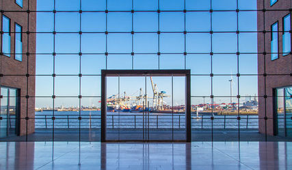 Wir drinnen, ihr draußen: Dieser Blick stimmt für Hamburg schon lange nicht mehr, meint Silvia Schmidt - Copyright: powell83/fotolia