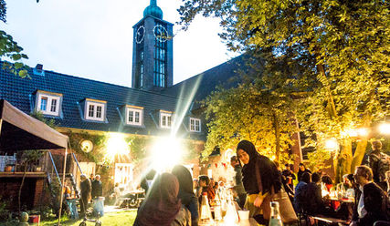 Das gemeinsame Fastenbrechen nach Ramadan im Garten der Immanuelkirche (wie hier im Jahr 2016) ist nur eines der vielen Veranstaltungen und Projekte von 'New Hamburg' auf der Veddel. - © Christian Bartsch - Copyright: Christian Bartsch
