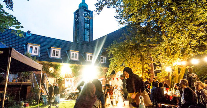 Das gemeinsame Fastenbrechen nach Ramadan im Garten der Immanuelkirche (wie hier im Jahr 2016) ist nur eines der vielen Veranstaltungen und Projekte von "New Hamburg" auf der Veddel. - © Christian Bartsch