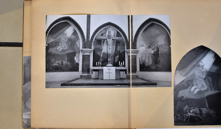 Blick ins Fotobuch: So sahen die Gemälde mit dem Kruzifix aus
