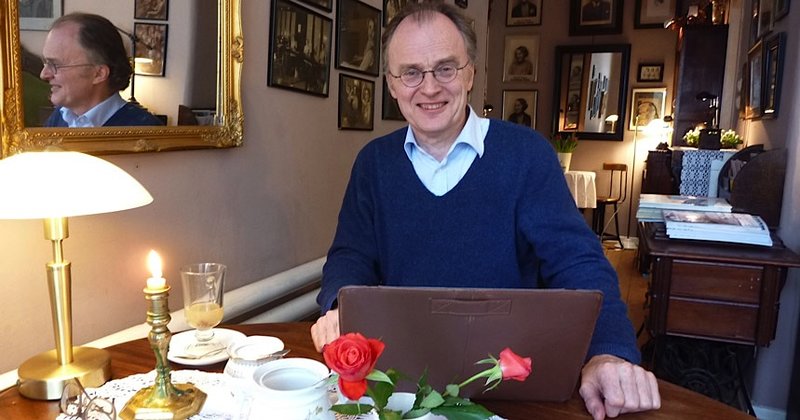 Harris Tiddens schreibt gerne in Lühmanns Teestube in Blankenese
