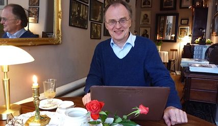 Harris Tiddens schreibt gerne in Lühmanns Teestube in Blankenese - Copyright: Sabine Henning/kirche-hamburg.de