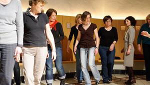 Die Tänzerinnen probieren neue Schrittfolgen - Foto: Wolfgang Zars