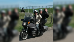 An der Spitze der Rundfahrt: Klaus Tempel mit geistlichem Beifahrer