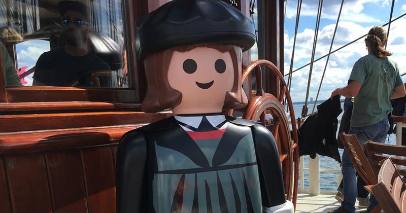 Martin Luther auf seiner ersten Ostseereise – die übergroße Playmo-Figur geht auch in Hamburg vor Anker