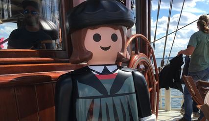 Martin Luther auf seiner ersten Ostseereise – die übergroße Playmo-Figur geht auch in Hamburg vor Anker - Copyright: Sabine Henning/kirche-hamburg.de
