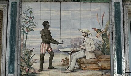 Ein Afrikaner bedient einen Weißen (Kolonialzeit) - Copyright: Eugenuia Remark, Pexels