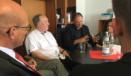 Präses Andreas Tietze (Mitte) im Gespräch mit Propst Frie Bräsen, Jannik Veenhuis, Paul Steffen sowie den Gästen Madaline George und Willi Wilkens von der Freiwilligenorganisation 'Citizen of the World' (v. l.) - Copyright: Sabine Henning/kirche-hamburg.de