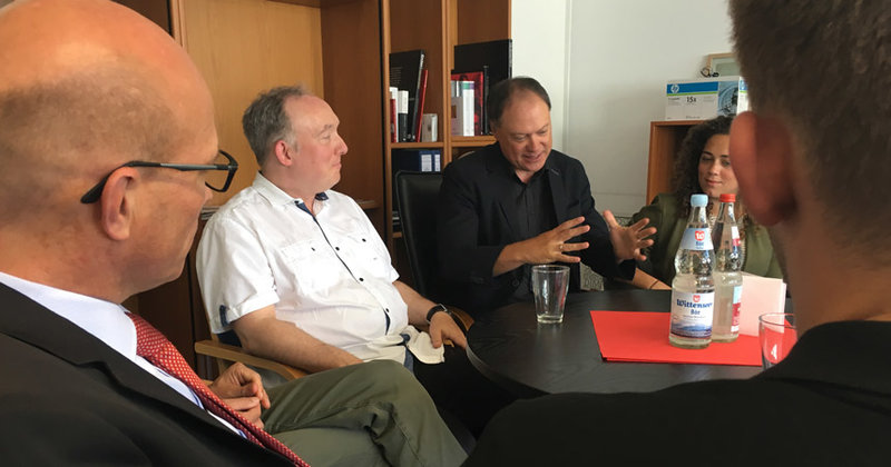 Präses Andreas Tietze (Mitte) im Gespräch mit Propst Frie Bräsen, Jannik Veenhuis, Paul Steffen sowie den Gästen Madaline George und Willi Wilkens von der Freiwilligenorganisation "Citizen of the World" (v. l.)