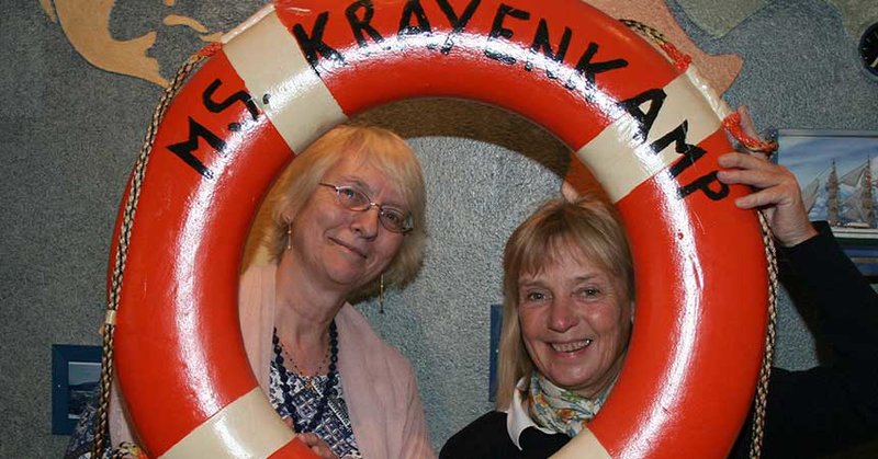 Inka Peschke (l.) übergibt den Rettungsring an Susanne Hergoss