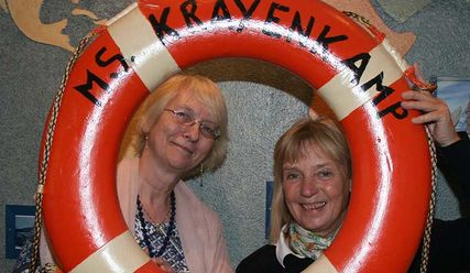 Inka Peschke (l.) übergibt den Rettungsring an Susanne Hergoss - Copyright: Thomas Morell / epd