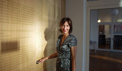 Türen öffnen für den Austausch: Annette Reimers an der Kapelle des Ökumenischen Forums - Copyright: Sabine Henning/kirche-hamburg.de