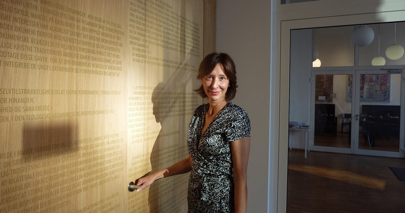 Türen öffnen für den Austausch: Annette Reimers an der Kapelle des Ökumenischen Forums