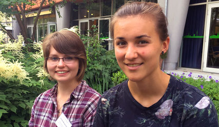 Annika Morgenstern (li.) und Lorena Vynmeister haben Familienangehörige gepflegt - Copyright: Sabine Henning/kirche-hamburg.de