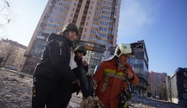 House in Kyiv, on Valeriy Lobanovskyi Avenue, 6-A, after rocket strike on 26 February 2022 during Russian invasion in Ukraine. As of 11:40, State Emergency Service of Ukraine evacuated 80 people; 6 people were injured. - Copyright: © dsns.gov.ua