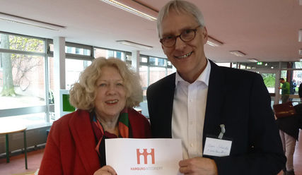 Haben das Netzwerk mit initiiert: Helga Rodenbeck und Claus Scheide bei der Gründungsversammlung im Wilhelm-Gymnasium - Copyright: Sabine Henning/kirche-hamburg.de