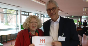 Haben das Netzwerk mit initiiert: Helga Rodenbeck und Claus Scheide bei der Gründungsversammlung im Wilhelm-Gymnasium - Copyright: Sabine Henning/kirche-hamburg.de