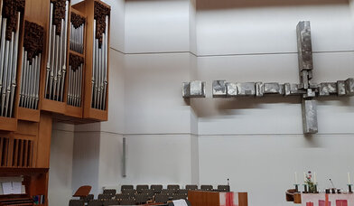 Ogel, Flügel, Kreuz, Altar - Copyright: Renate Ott-Filenius