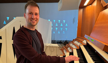 Organist Tjark Pinne in der Hauptkirche St. Nikolai an einer Orgel - Copyright: Christian Schierwagen
