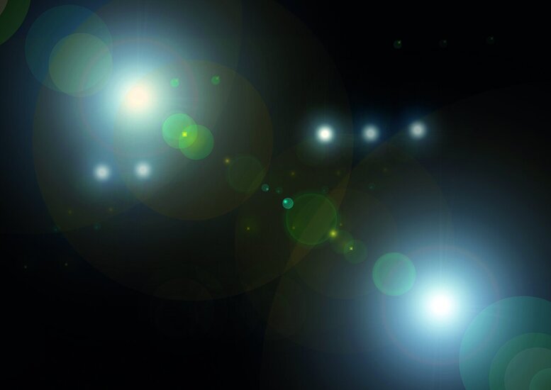 Dunkler Hintergrund, zwei Lichtpunkte diagonal von Ecke zu Ecke mit einem grünen Strahl verbunden