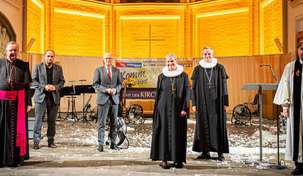 (v.l.n.r.) Weihbischof Horst Eberlein, Moderator Daniel Kaiser NDR 90,3, Erster Bürgermeister Peter Tschentscher, Bischöfin Kirsten Fehrs, Propst Dr. Martin Vetter, Vorsitzender der ACKH Pastor Uwe Onnen. - Copyright: Senatskanzlei