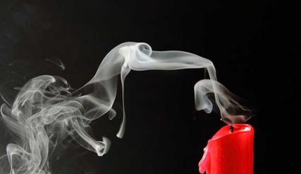 Weihnachtsfreude vorbei – die Kerze wird gelöscht - Copyright: thomas58 / fotolia.de