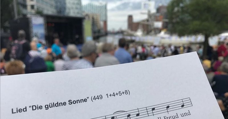 500 Menschen kamen und sangen beim Abschlussgottesdienst auf den Magellanterrassen