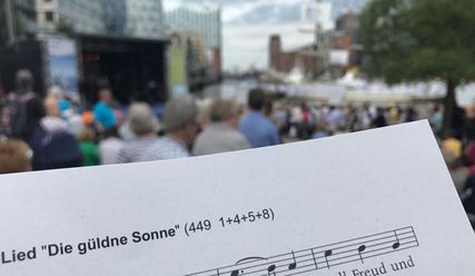 500 Menschen kamen und sangen beim Abschlussgottesdienst auf den Magellanterrassen - Copyright: Andreas M. Petersen