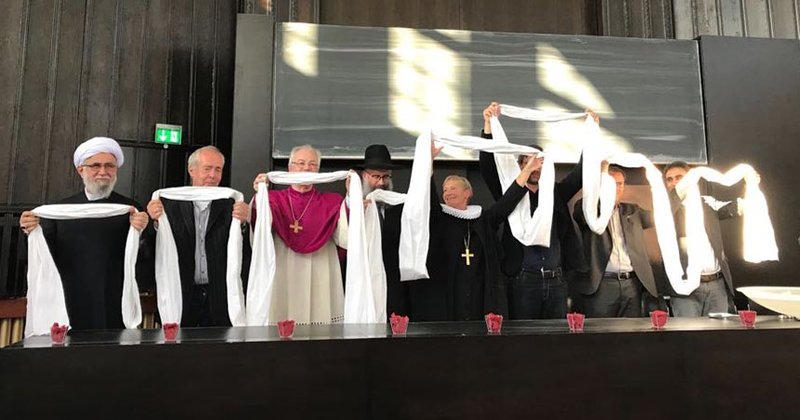 Stimme erheben und weiße Schals –als Symbol des Friedens und der Verbindung untereinander