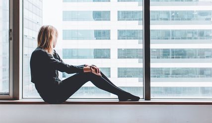 Einsame Frau am Fenster - Copyright: © Unsplash, Alexandre Chambon