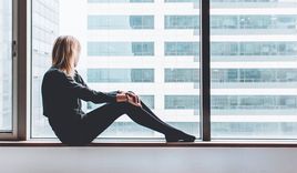 Einsame Frau am Fenster - Copyright: © Unsplash, Alexandre Chambon