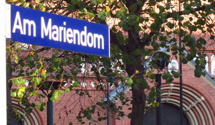 Platz vor dem Hamburger St. Marien-Dom - Copyright: © L. Teschner, CC BY-SA 3.0 DE