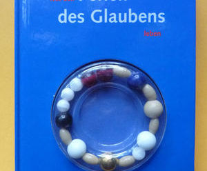 Buch mit Perlenkette