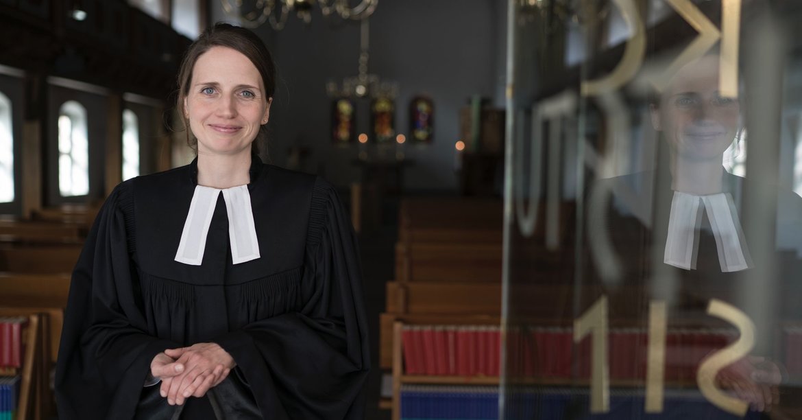 Pastorin Gesina Bräunig an der Lutherkirche Wellingsbüttel