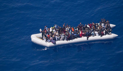 Geflüchtete auf einem Schlauchboot im Mittelmeer - Copyright: © www.sea-watch.org
